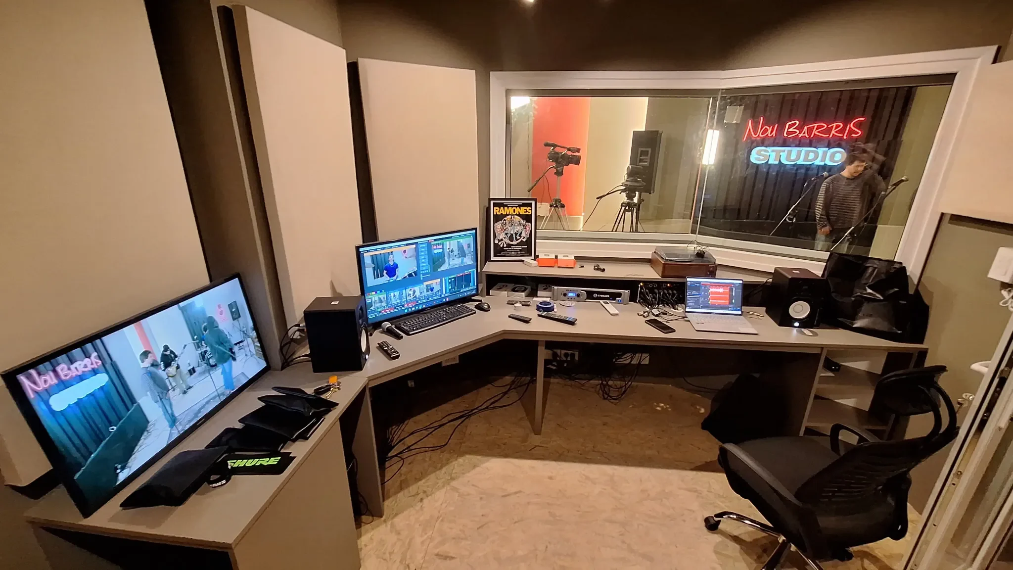 Control room y espacio de grabación de Nou Barris Studio